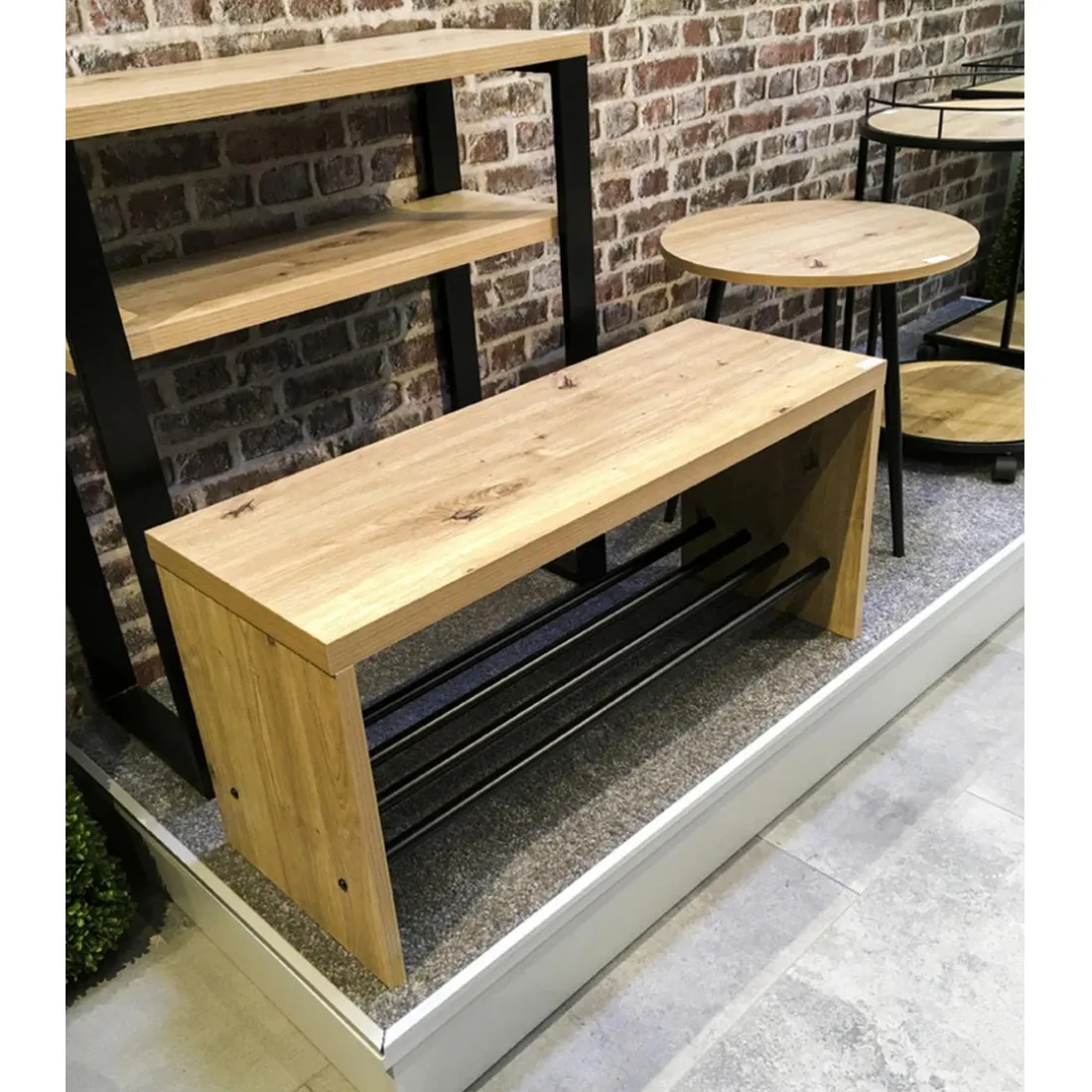 Banc de rangement chaussure en MDF décor chêne et pose chaussures en tube d'acier noir