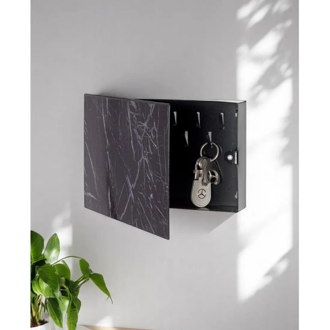 Boite de rangement en métal laqué noir motif marbre foncé avec 9 crochets