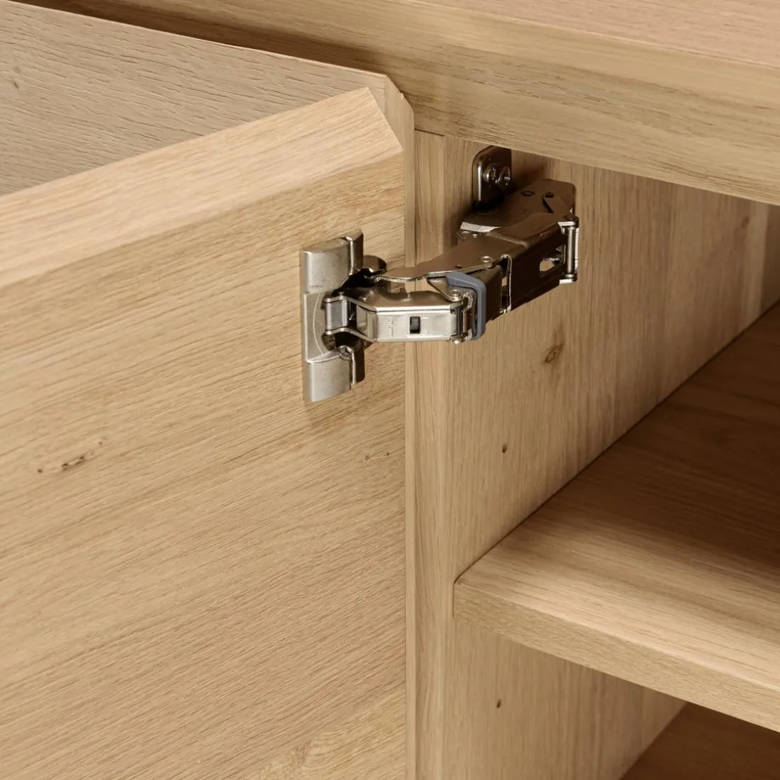 Buffet couleur naturelle 4 portes 6 étagères pieds métal noir MAXENDRE