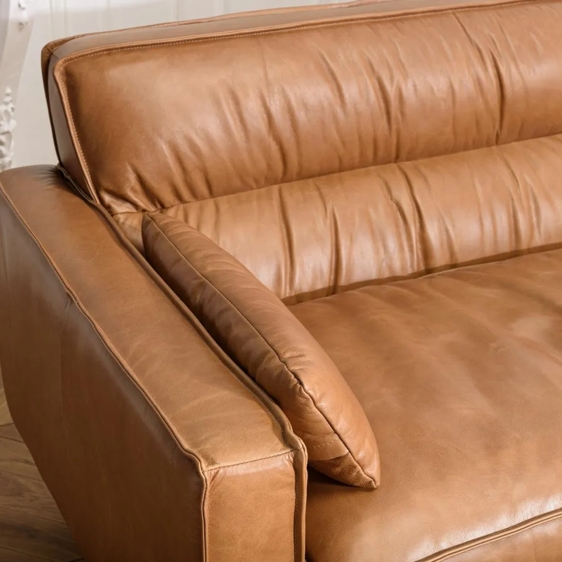 Canapé 3 places vintage en cuir marron camel, pieds en bois GASTON