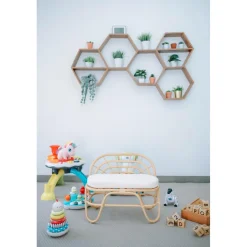 Ce sofa enfant offre une assise confortable et sécurisée