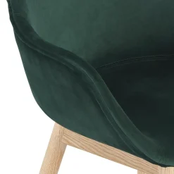 Chaise avec accoudoirs 'FRIDA' en velours vert et pieds en bois naturel