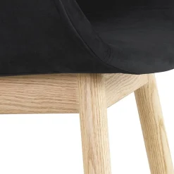 Chaise avec accoudoirs 'FRIDA' en velours noir et pieds en bois naturel