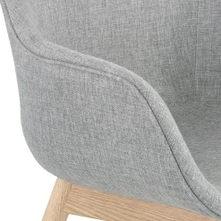 Chaise avec accoudoirs 'LAMBIC' en tissu gris clair et pieds en bois naturel