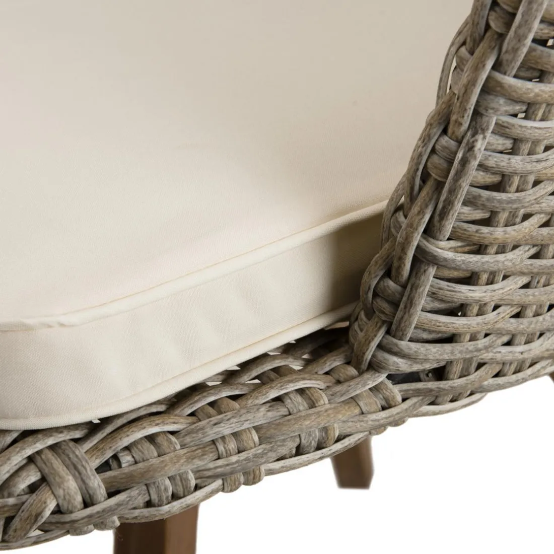 Chaise de jardin en rotin synthétique couleur naturelle avec coussin écru pieds en bois Acacia