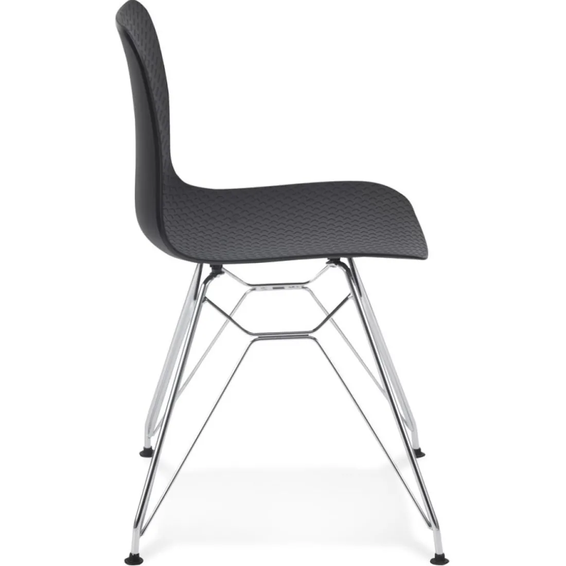 Chaise design 'GAUDY' noire avec pied en métal chromé