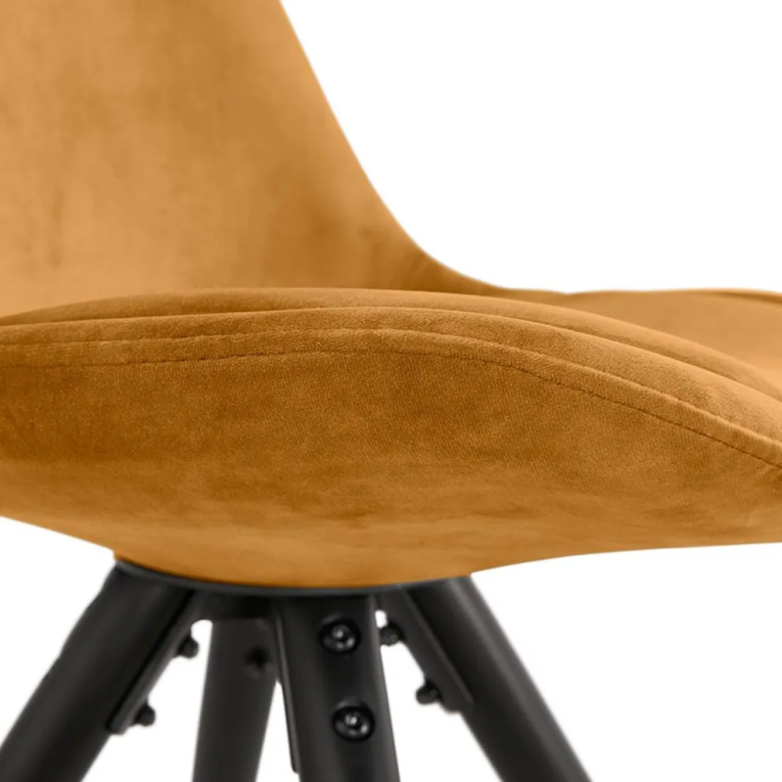 Chaise design 'HAMILTON' en velours moutarde et pieds en bois noir