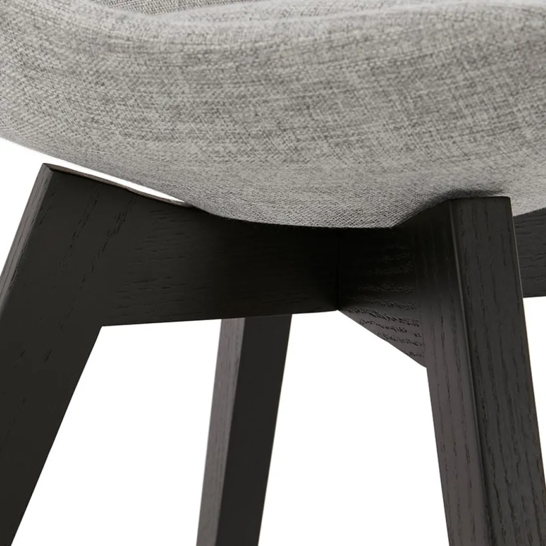 Chaise design 'WILLY' en tissu gris avec pieds en bois noir