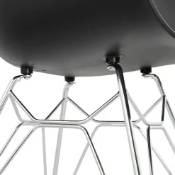 Chaise moderne 'UNAMI' noire en matière plastique avec pieds en métal chromé