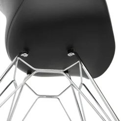 Chaise moderne 'UNAMI' noire en matière plastique avec pieds en métal chromé
