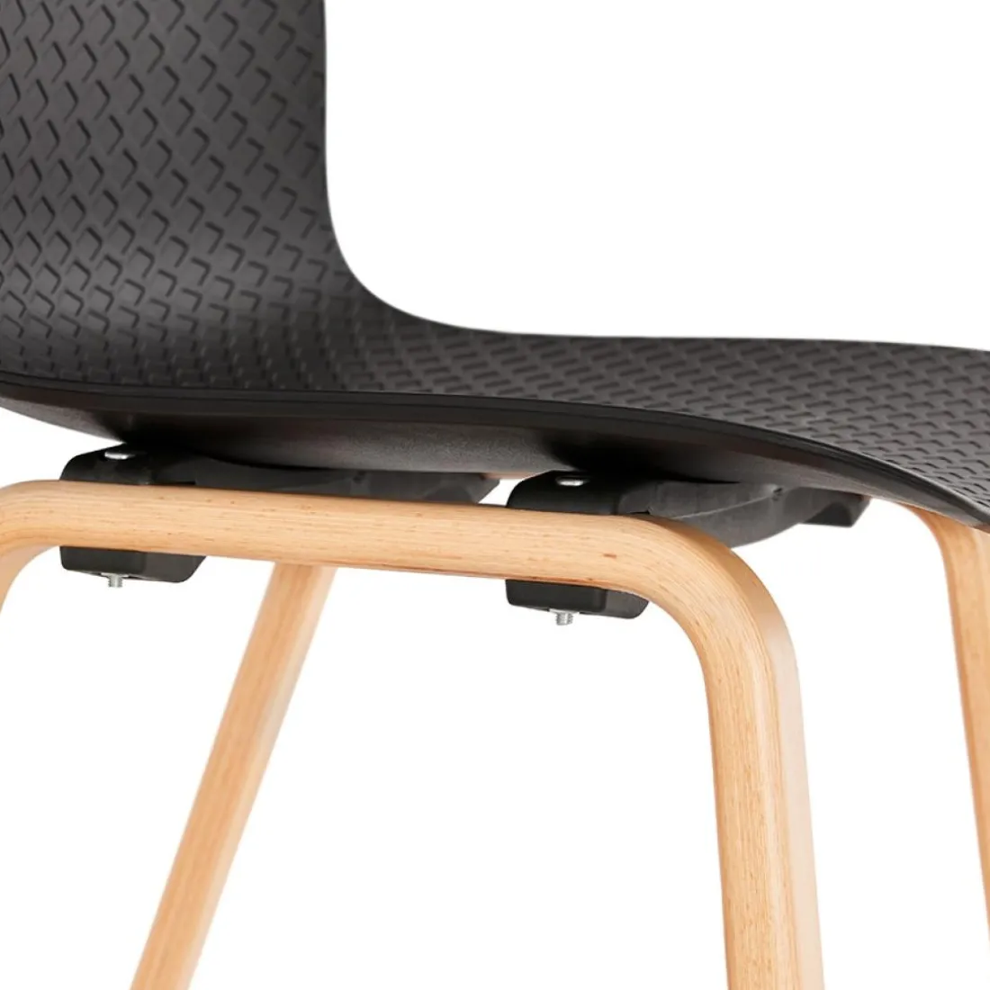 Chaise scandinave 'PACIFIK' noire avec pieds en bois finition naturelleChaise scandinave 'PACIFIK' noire avec pieds en bois finition naturelle