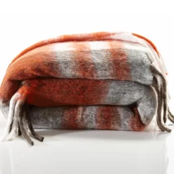 couverture à la finition frangée