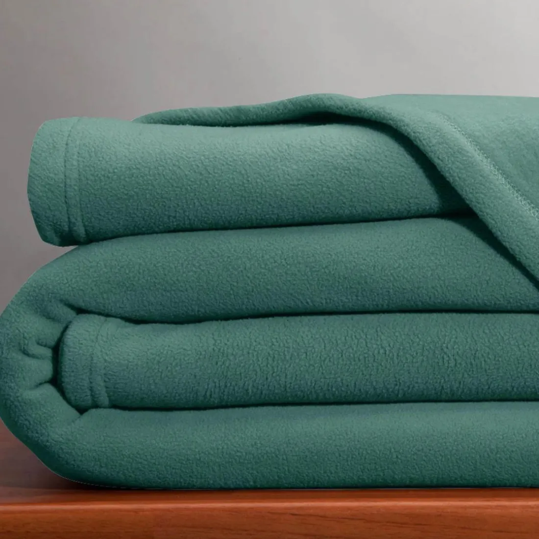 Couverture POLAIRE unie microfibre tempérée eucalyptus