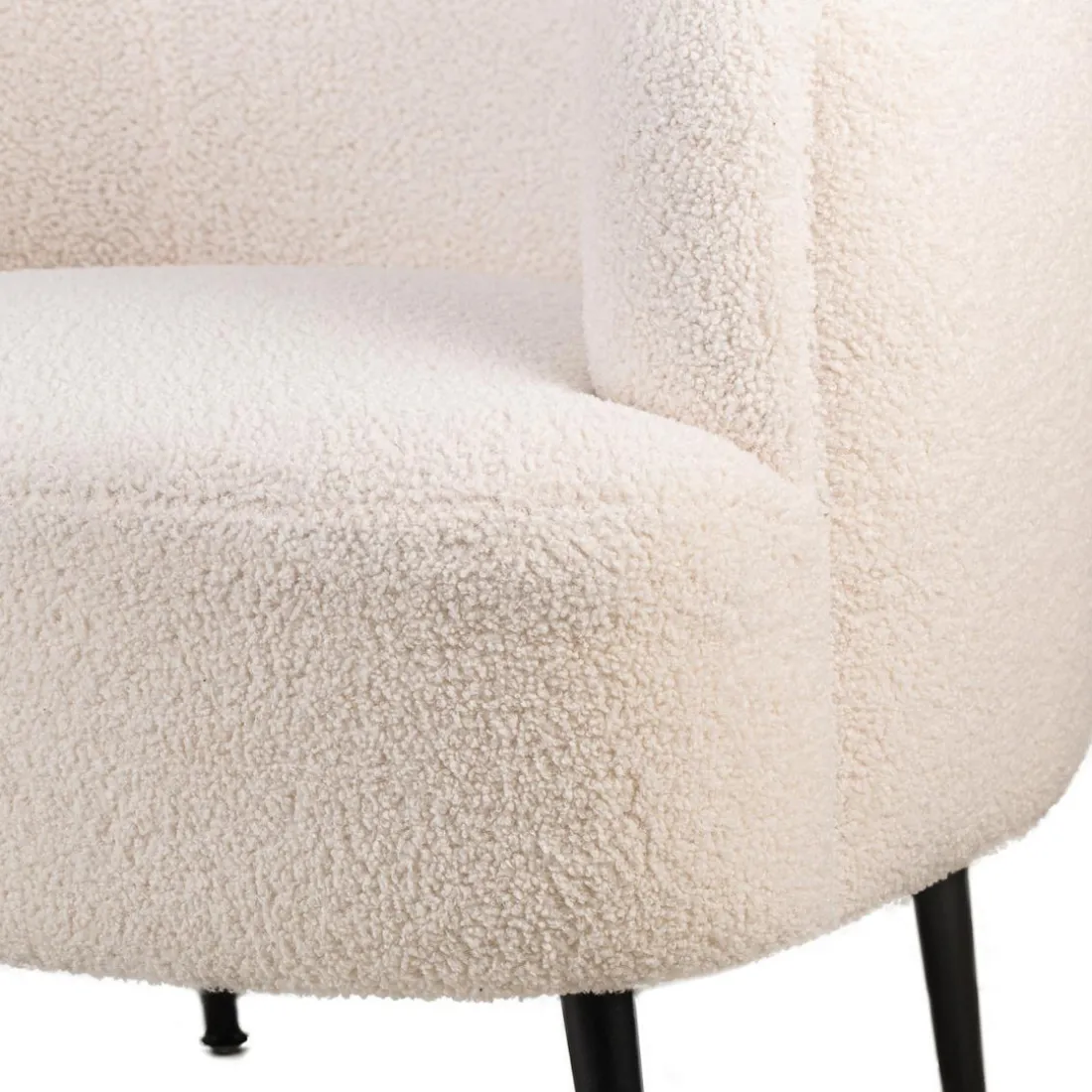 Fauteuil de salon design scandinave et pieds métal blanc