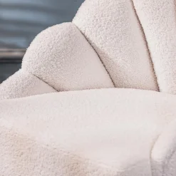 Fauteuil de salon design en tissu blanc