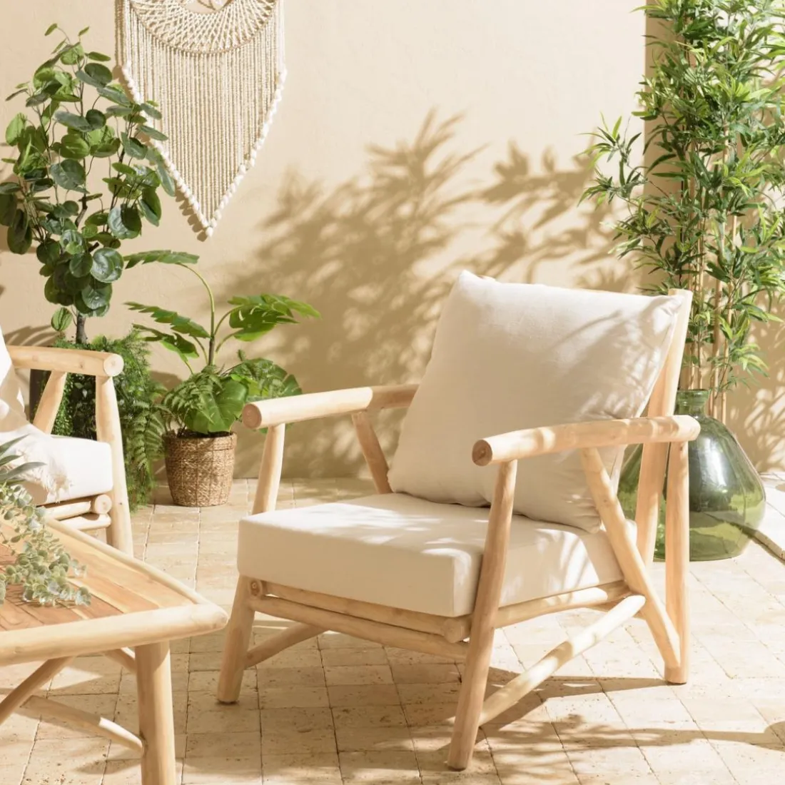 Fauteuil en branches de teck naturel avec coussins blancs MADURA