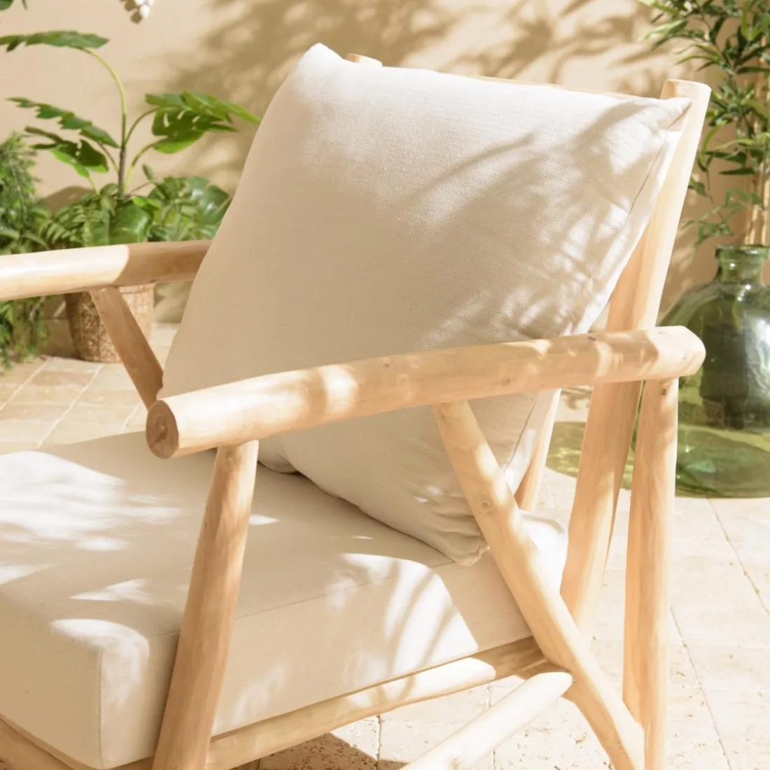 Fauteuil en branches de teck naturel avec coussins blancs MADURA