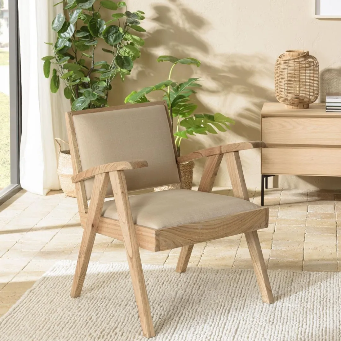 Fauteuil en Mindi, assise en tissu beige texturé