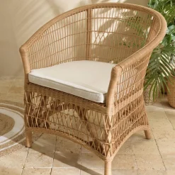 Fauteuil en rotin naturel avec coussin d'assise blanc KALLY
