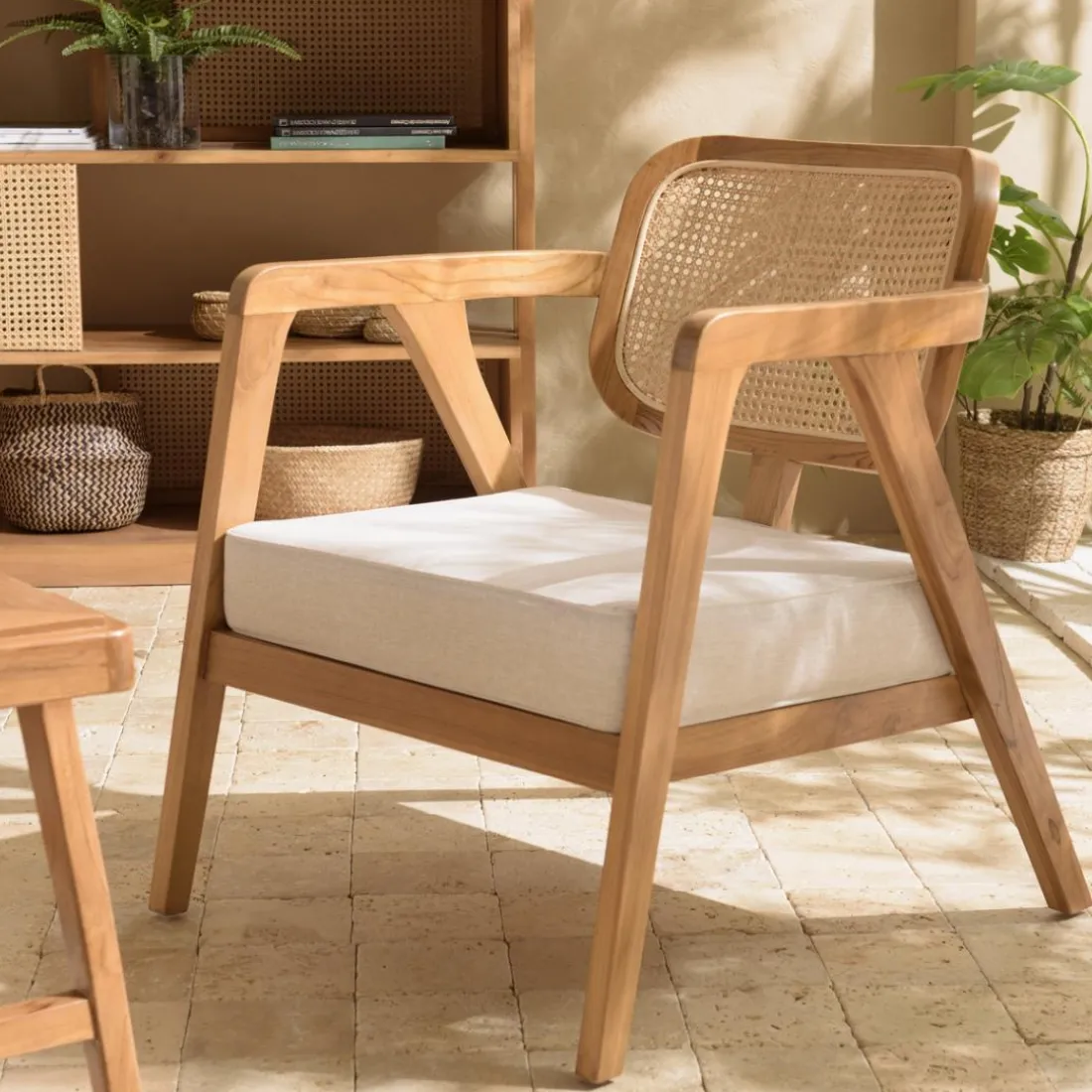 Fauteuil FLORES en teck avec dossier en cannage naturel et coussin gris WILL Marron