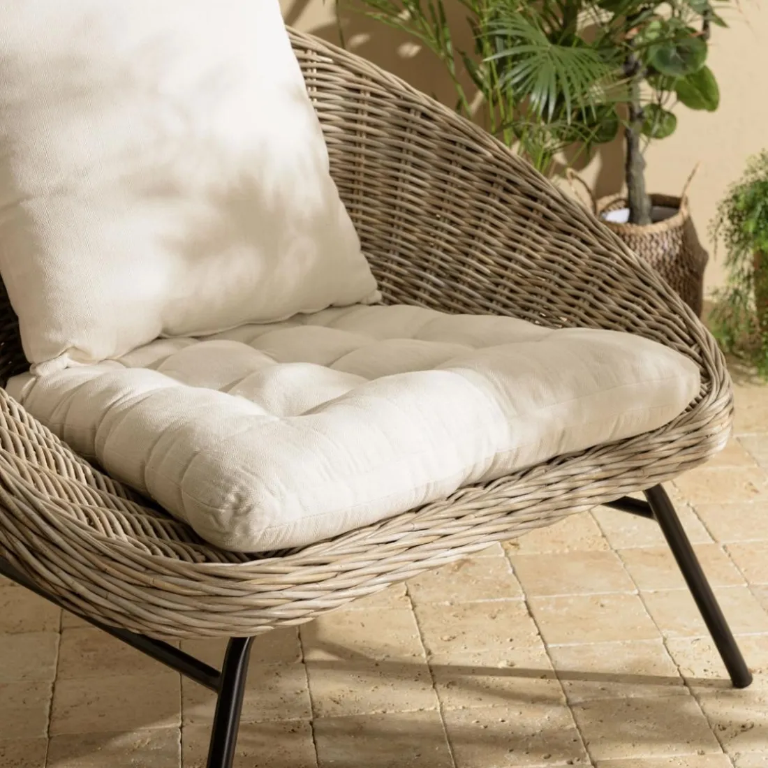 Fauteuil lounge en kubu coussin d'assise blanc pieds métal noir KALLY