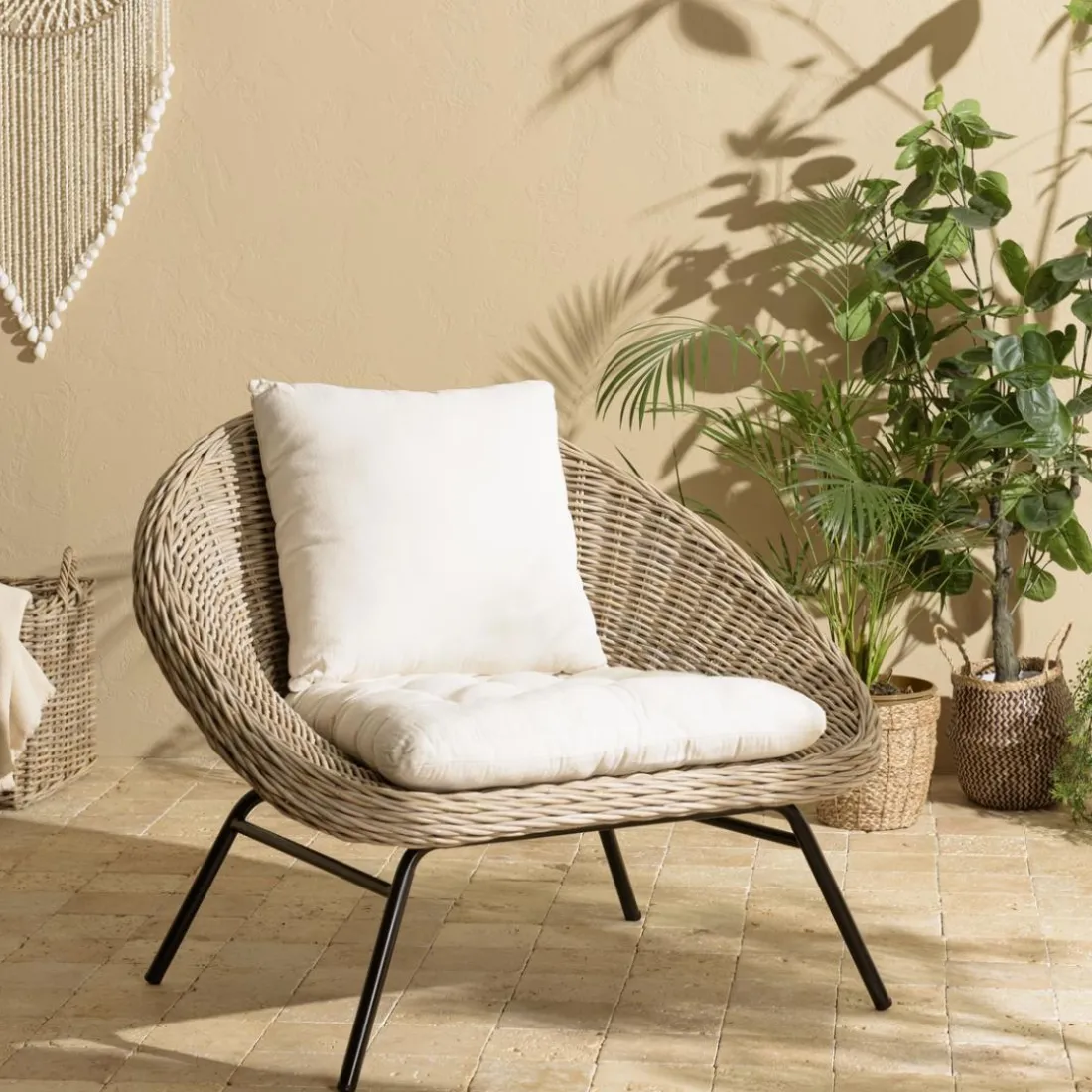 Fauteuil lounge en kubu coussin d'assise blanc pieds métal noir KALLY