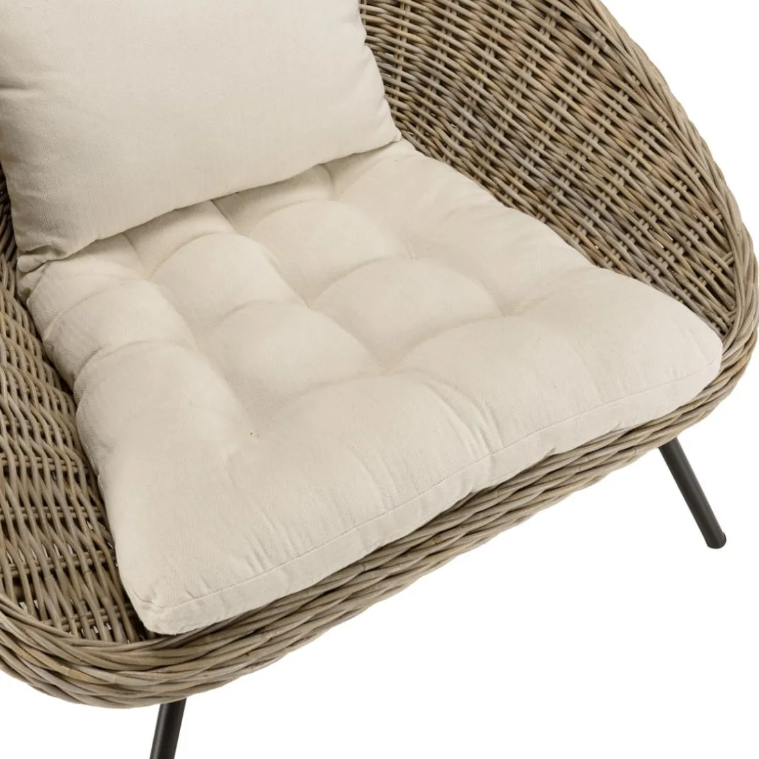 Fauteuil lounge en kubu coussin d'assise blanc pieds métal noir KALLY