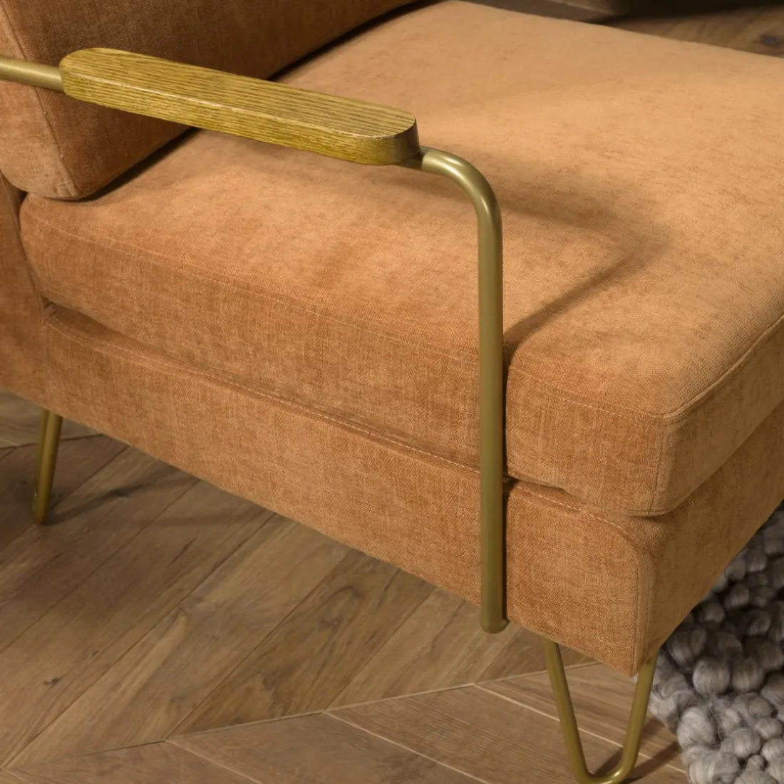 Fauteuil lounge tissu orange métal doré accoudoirs bois