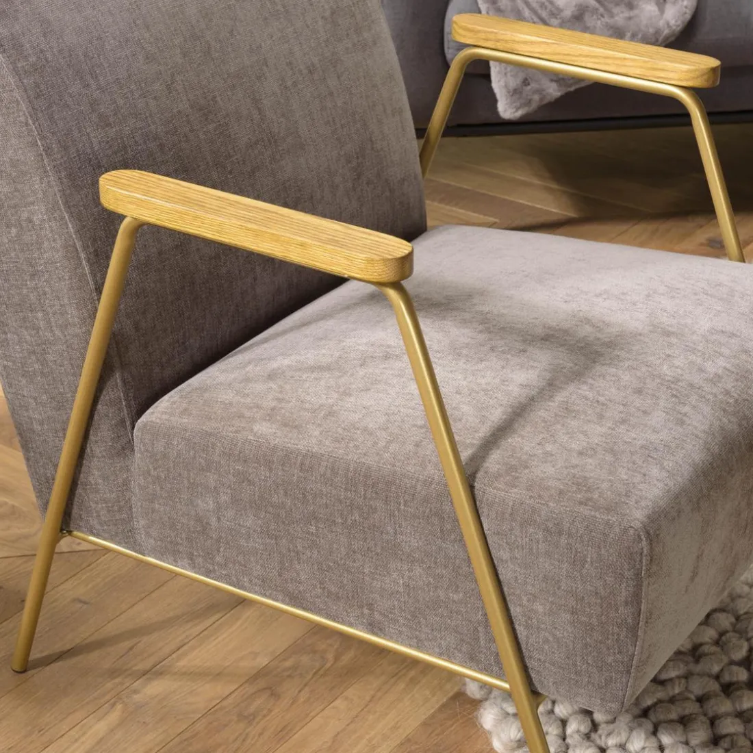 Fauteuil lounge tissu taupe métal doré accoudoirs bois