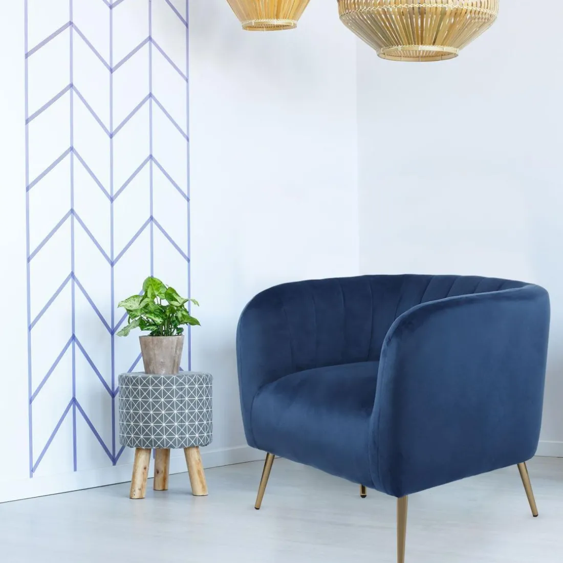 Fauteuil moderne Bombaro pieds métal doré et Velours Bleu