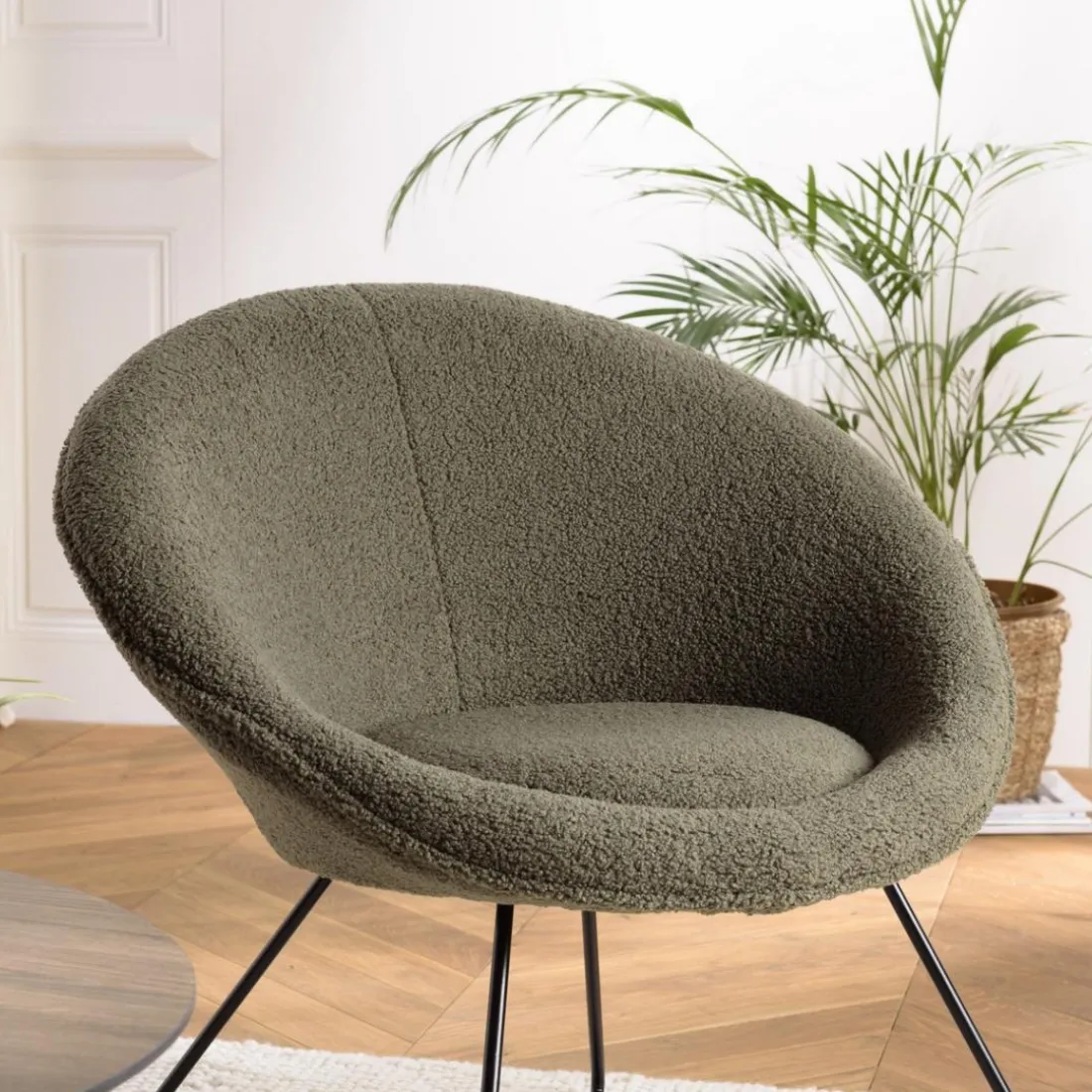 Fauteuil tissu bouclette vert kaki pieds croisés métal noir AGATHE