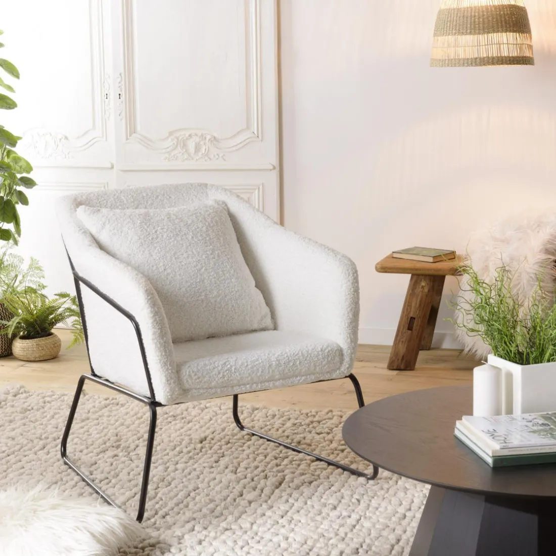 Fauteuil tissu bouclette blanc pieds évasés métal noir
