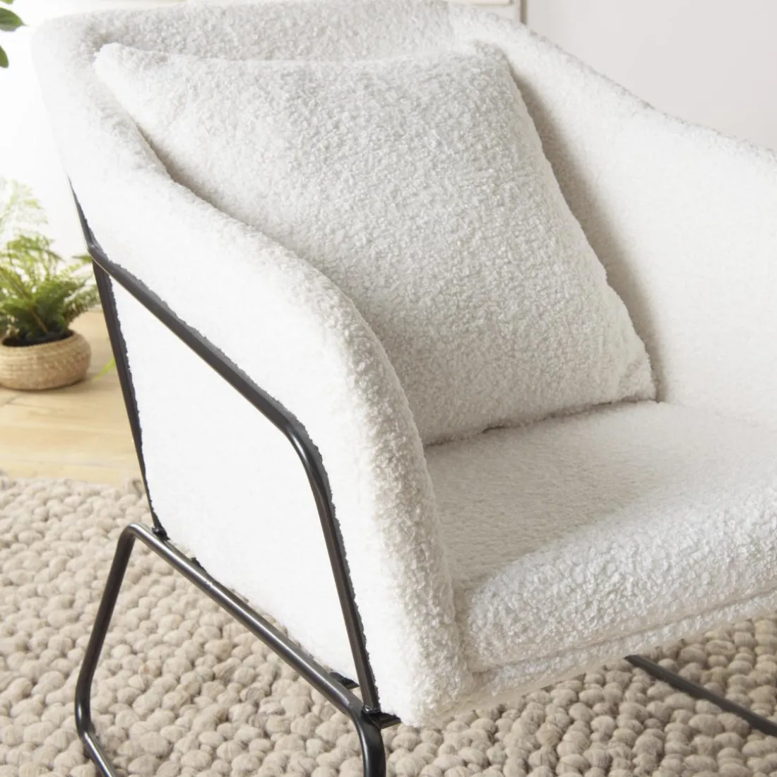 Fauteuil tissu bouclette blanc pieds évasés métal noir