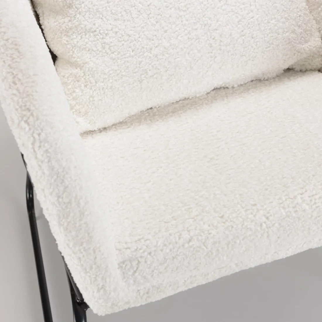 Fauteuil tissu bouclette blanc pieds évasés métal noir
