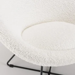 Fauteuil tissu bouclette blanc pieds croisés métal noir