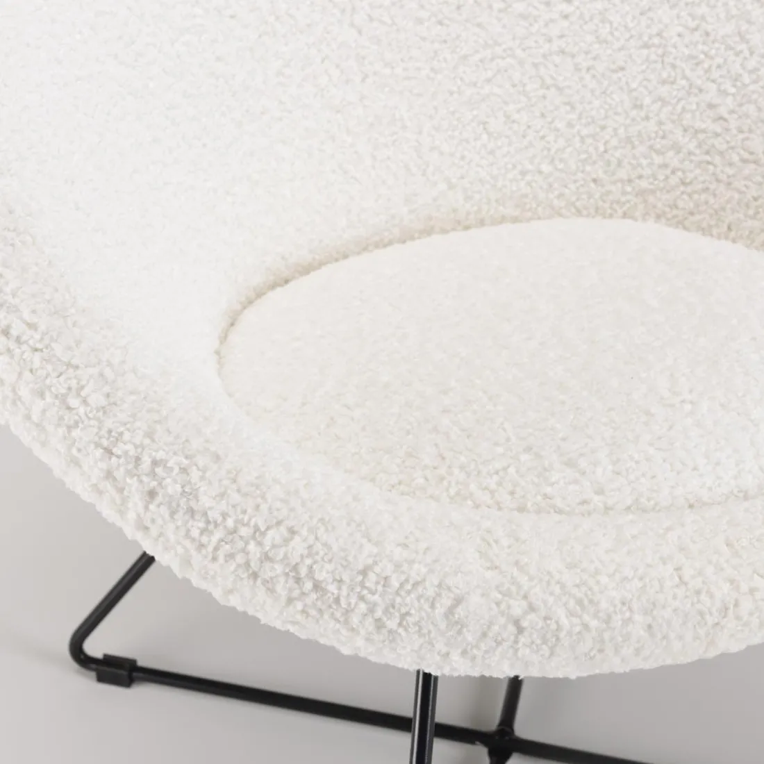 Fauteuil tissu bouclette blanc pieds croisés métal noir