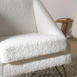 Fauteuil tissu bouclette blanc pieds épingles métal noir
