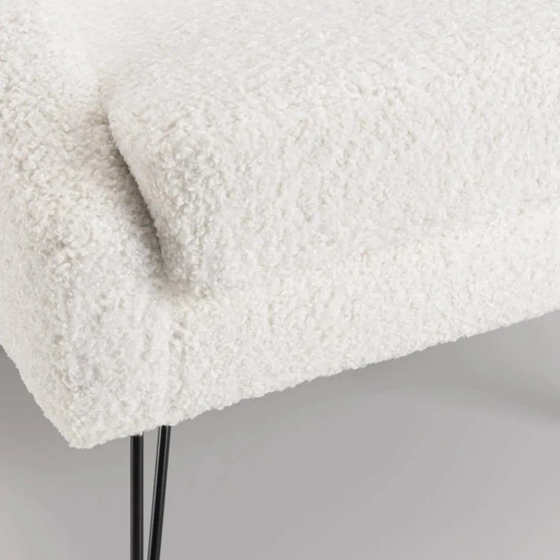 Fauteuil tissu bouclette blanc pieds épingles métal noir