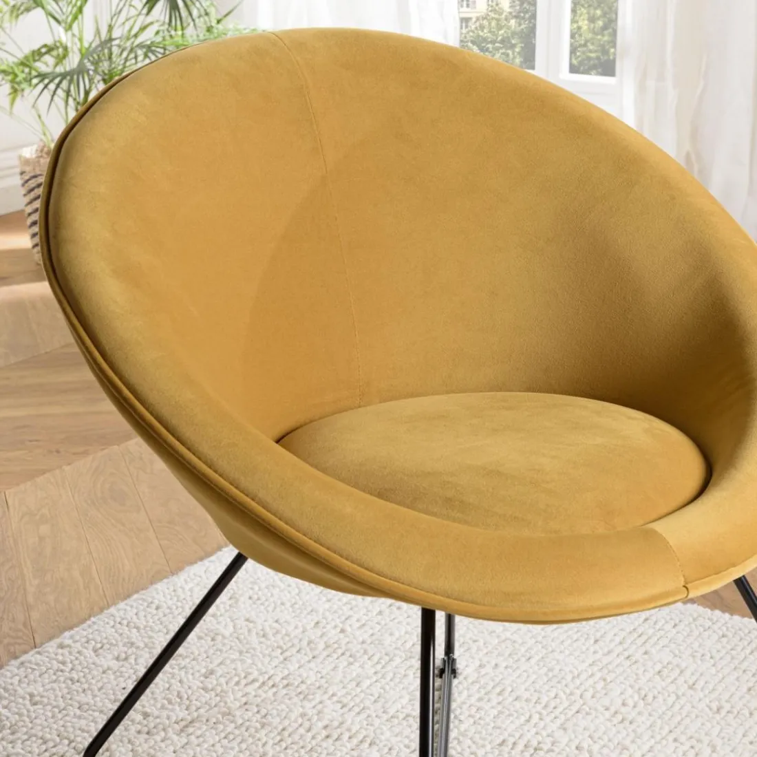 Fauteuil tissu velours jaune moutarde pieds croisés métal noir AGATHE