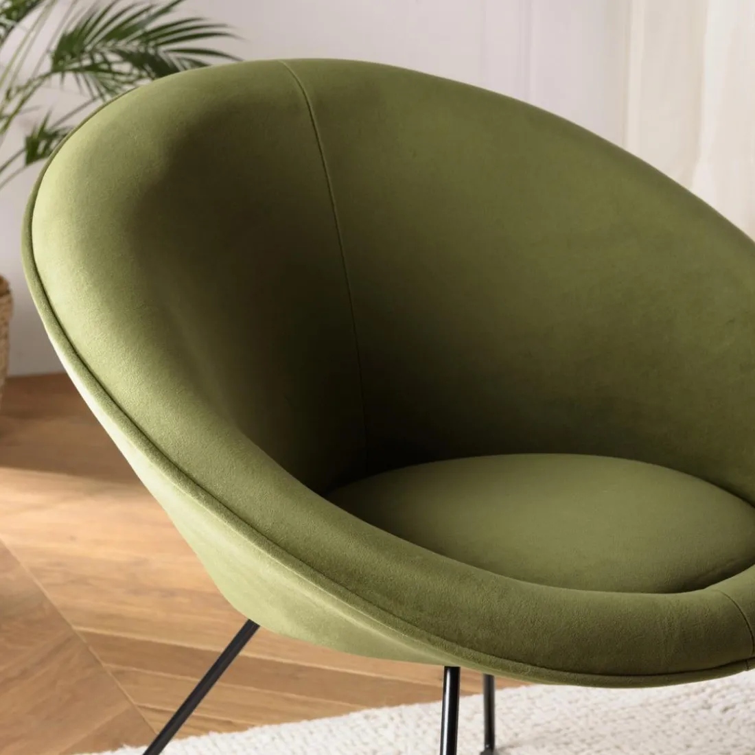 Fauteuil tissu velours vert olive pieds croisés métal noir AGATHE