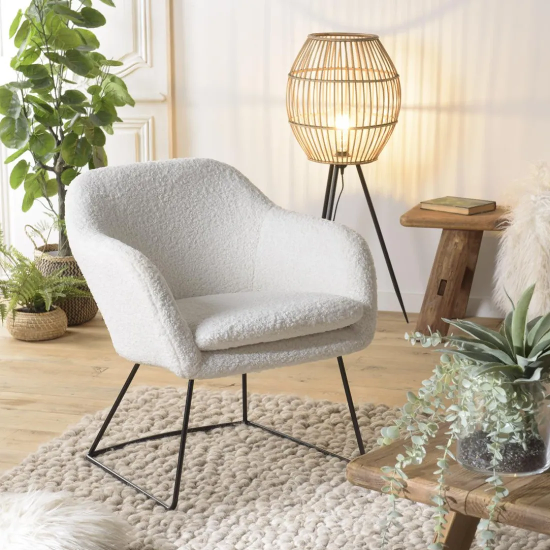Fauteuil urban tissu bouclette blanc pieds évasés métal noir