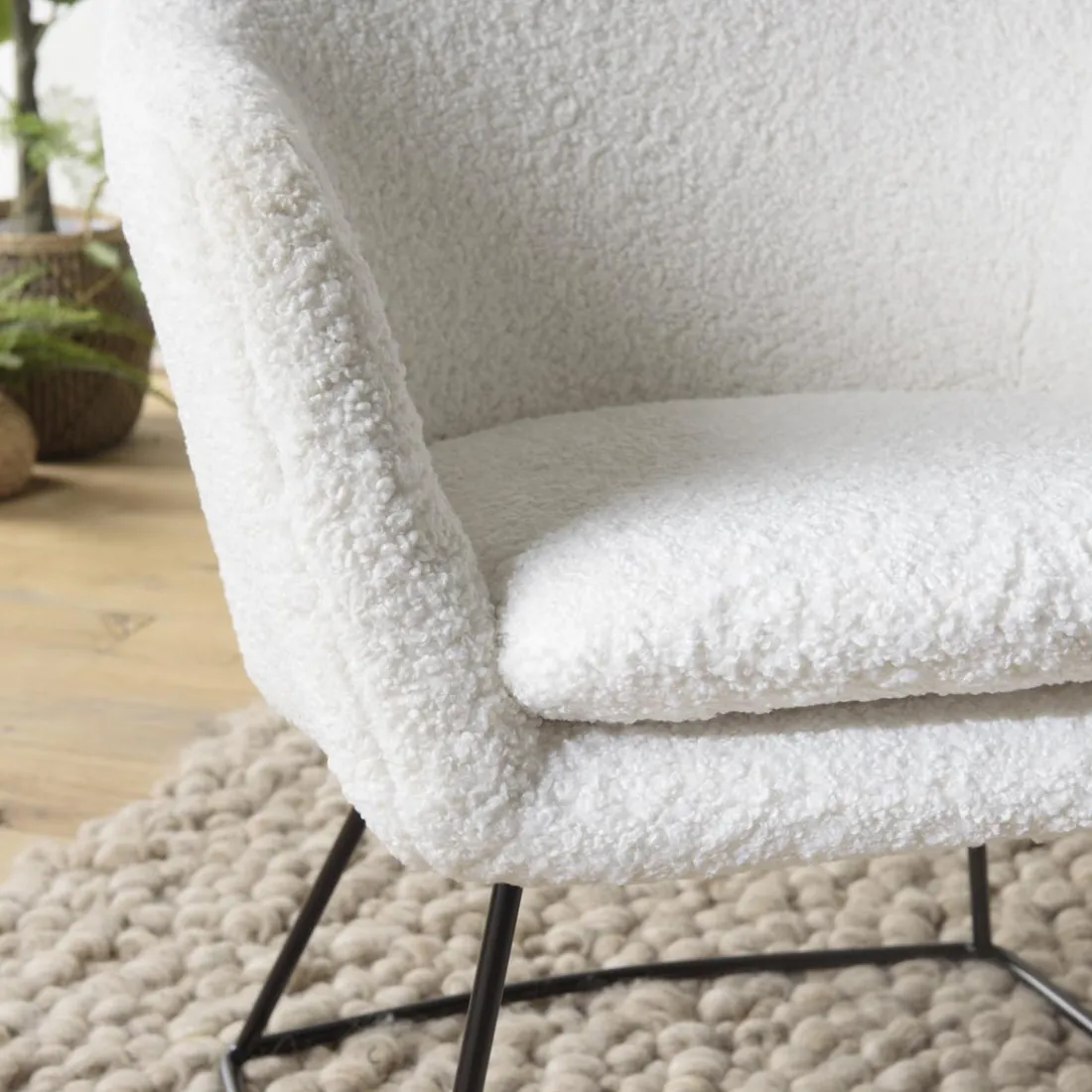 Fauteuil urban tissu bouclette blanc pieds évasés métal noir