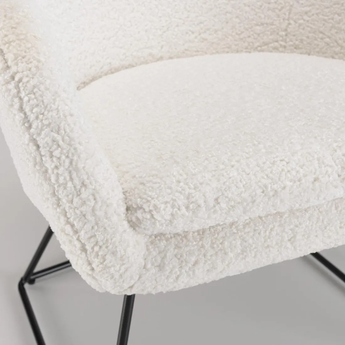 Fauteuil urban tissu bouclette blanc pieds évasés métal noir