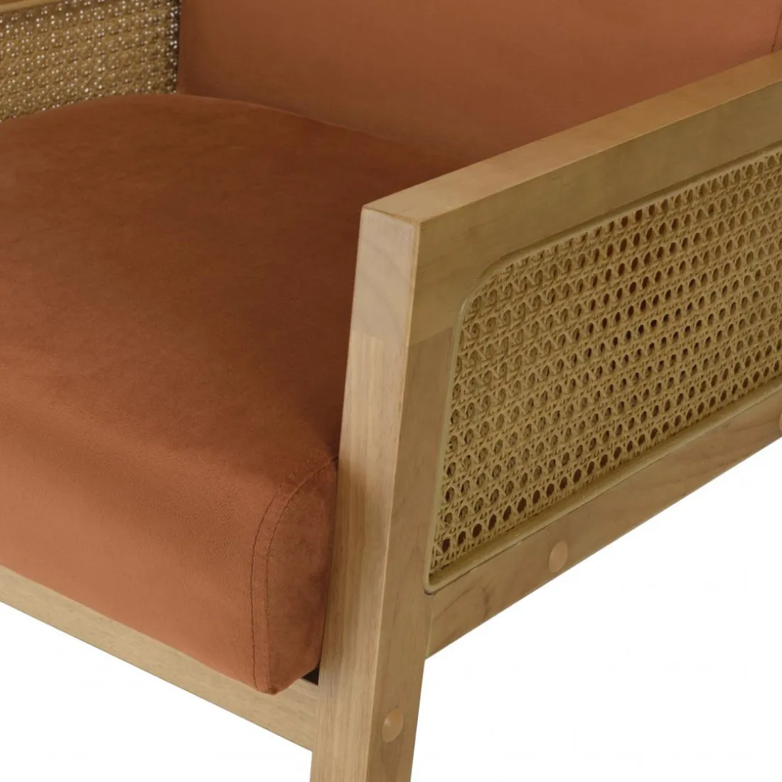 Fauteuil velours orange pieds bois et accoudoirs rotin
