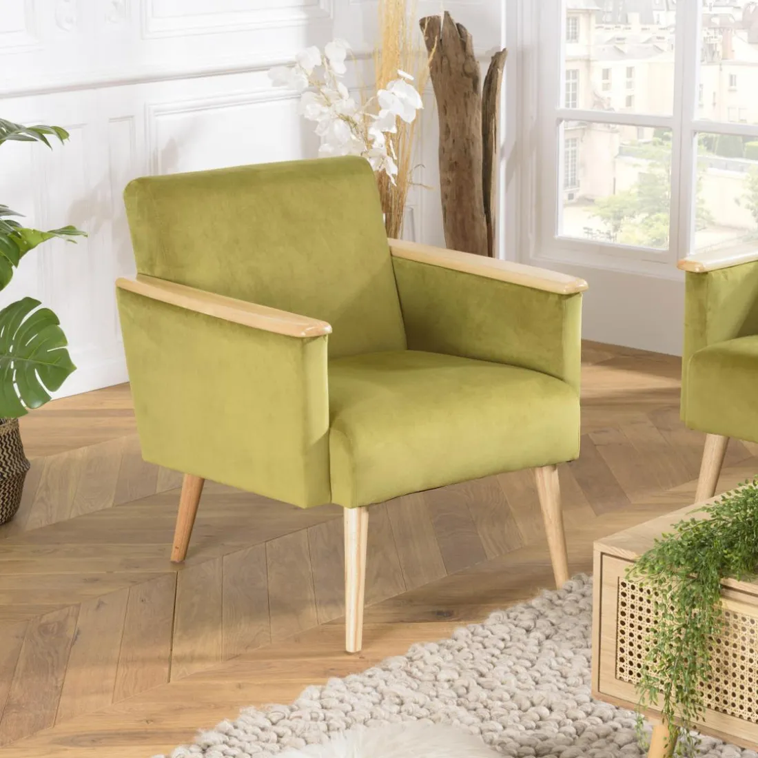 Fauteuil velours vert clair pieds et accoudoirs bois
