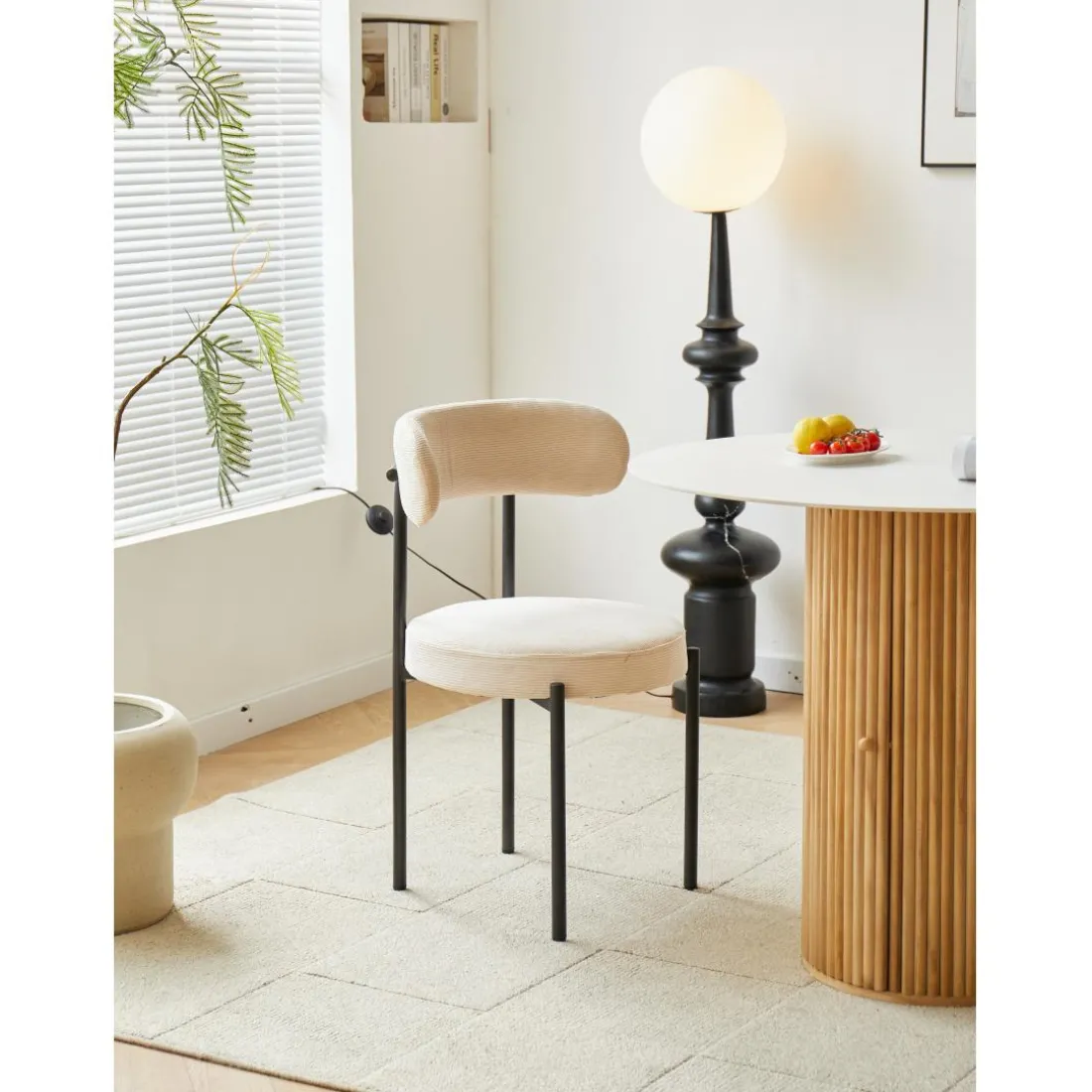 La chaise LARS avec son design scandinave beige