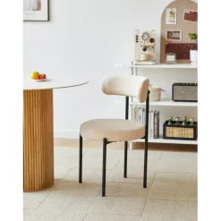 La chaise LARS avec son design scandinave beige