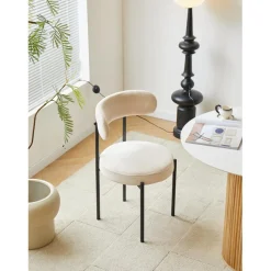 La chaise LARS avec son design scandinave beige