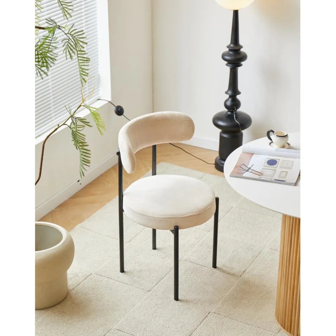 La chaise LARS avec son design scandinave beige