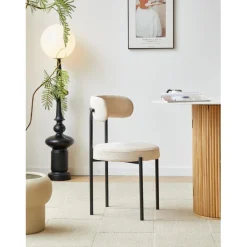 La chaise LARS avec son design scandinave beige